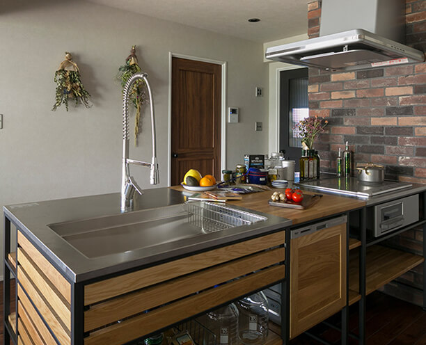 見た目にも、機能性にもこだわったI型キッチンは、ステンレスとウッドを組み合わせたデザイン。ヴィンテージな空間との相性も抜群です。